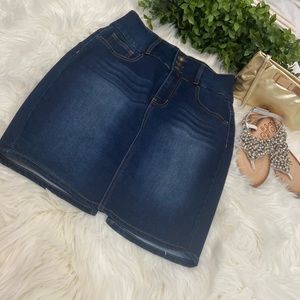 denim skirt size M dark blue is new